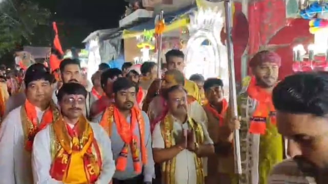 केजनपद गोवर्धन नगरमें आयोजित भगवान श्री परशुरामशोभायात्रा में  समाजवादीपार्टीके नेता महेशचंदशर्माउर्फ गोल्डीभैयापहुंचे 