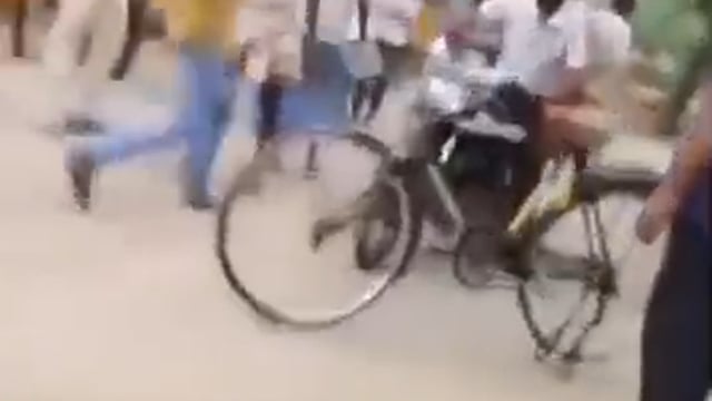 युवक ने लाठी-डंडों के बाद निकाला तमंचा क्षेत्र में मचा हड़कंप
शाहजहांपुर ;-जनपद के थाना मदनापुर क्षेत्र के गांव सिकंदरपुर कला में दबंगई और तमंचे के बल पर हमला करने का मामला सामने आया है। घटना का वीडियो सोशल मीडिया पर वायरल होने के बाद इलाके में हड़कंप मच गया है। वायरल वीडियो में एक युवक तमंचा ताने दिखाई दे रहा है।ग्राम सिकंदरपुर कला निवासी सुरजीत पुत्र ओमवीर सिंह ने प्रभारी निरीक्षक थाना मदनापुर को दिए प्रार्थना पत्र में बताया कि 14 मई 2026 की शाम गांव के ही नत्थू सिंह ने उसके साथ गाली-गलौज की थी।