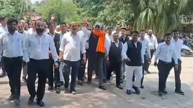 सिंधौली टोल प्लाजा पर अधिवक्ताओं को टोल टैक्स से मुक्त करने की मांग, आंदोलन की चेतावन
शाहजहांपुर। सेंट्रल बार एसोसिएशन शाहजहांपुर ने पुवायां रोड स्थित सिंधौली टोल प्लाजा पर अधिवक्ताओं से वसूले जा रहे टोल टैक्स को लेकर विरोध जताया है। इस संबंध में एसोसिएशन की ओर से मुख्यमंत्री उत्तर प्रदेश एवं जिलाधिकारी शाहजहांपुर को ज्ञापन भेजकर अधिवक्ताओं, वादकारियों एवं आमजन को राहत देने की मांग की गई है।