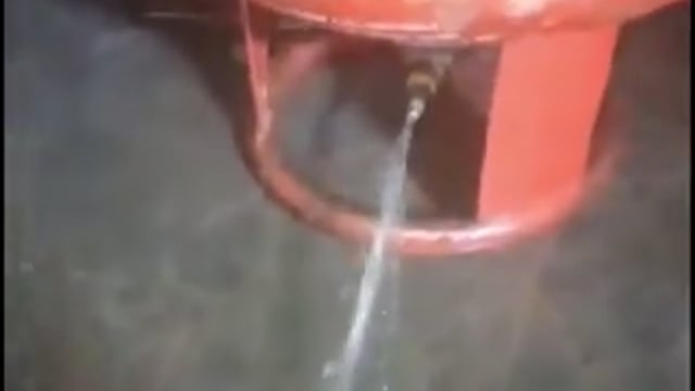 ➡️मेरठ ⬅️.                                        -▶️.......‘पच्चीस सौ के सिलेंडर में निकला पानी ही पानी’
यूपी के मेरठ में फ़हीम नाम के युवक ने 25 सौ रुपये में ब्लैक में एलपीजी सिलेंडर खरीदा। घर पहुंचकर सिलेंडर लगाया तो गैस नहीं जली। शक होने पर सिलेंडर को उल्टा किया गया तो उसमें से पानी निकलने लगा। फ़हीम ने इसका वीडियो बनाकर सोशल मीडिया पर साझा किया, जिसके बाद गैस एजेंसी की कार्यप्रणाली पर सवाल उठने लगे।