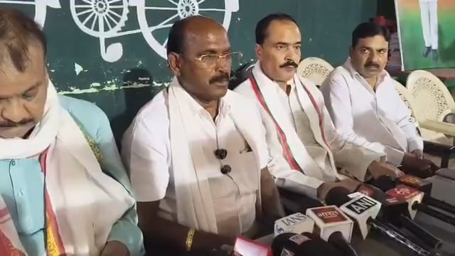 शाहजहांपुर की सियासत गरमाई 
समाजवादी पार्टी के पूर्व विधायक रोशन लाल वर्मा ने सत्ता पक्ष पर गंभीर आरोप लगाए हैं।
उन्होंने कहा कि “सरकार जनता के मुद्दों से भाग रही है” और आम लोगों की समस्याओं को नजरअंदाज किया जा रहा है।
रोशन लाल वर्मा के इस बयान के बाद जिले की राजनीति में हलचल तेज हो गई है। विपक्ष और सत्ता पक्ष के बीच बयानबाजी का दौर भी शुरू हो गया है, जिससे आने वाले दिनों में सियासी माहौल और गरमाने के आसार हैं।