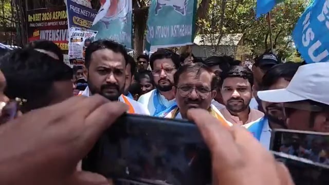वैद्यकीय प्रवेश परीक्षेतील कथित गैरप्रकारांविरोधात युवक काँग्रेस व राष्ट्रीय विद्यार्थी संघटनेचे लातुरात आंदोलन 