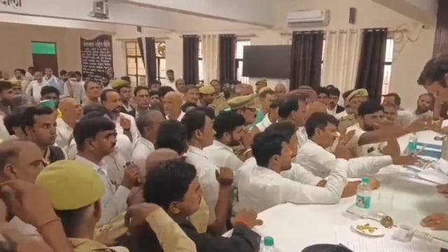 समाधान दिवस के दौरान अधिवक्ता व लेखपाल भिड़,लेखपालों के गायब होने को लेकर वकीलों ने दिखाये तीखे तेवर