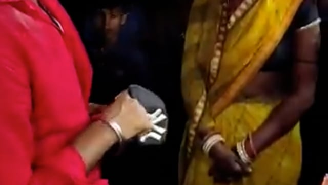 ▶️.....प्रेमी को जूते की माला पहनाई गई। उसके साथी को जानवरों के खूंटे से बाँधा गया। दरअसल युवक अपनी प्रेमिका से मिलने गया था और प्रेमिका पहले से 2 बच्चों की माँ है। छिप कर मिलते समय गाँव वालों ने पकड़ लिया और जबरदस्ती शादी करा दी है। प्रेमिका रिश्ते में युवक की बहन की ननद लगती है। मामला बिहार के सहरसा का है।