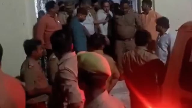 🆕️ लखनऊ ब्रेकिंग....

"इस कुत्ते की तीन दवाई, जूता-चप्पल और पिटाई"

ये नारे तब लगे जब लखनऊ यूनिवर्सिटी के ठरकी प्रोफेसर को गिरफ्तार किया गया

प्रोफेसर परमजीत सिंह यूनिवर्सिटी की लड़की को मिलने के लिए बुला रहा था

उसके लिए 2 पेपर आउट किए थे और अब गिरफ्तार है