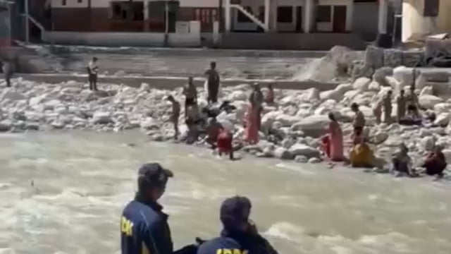 सतर्कता ही सुरक्षा है

श्री गंगोत्री धाम में भागीरथी नदी का जलस्तर बढ़ने पर श्रद्धालुओं को लगातार अलाउंसमेंट के माध्यम से सतर्क किया जा रहा है।

कृपया नदी किनारे सावधानी बरतें एवं केवल निर्धारित सुरक्षित घाटों पर ही स्नान करें।