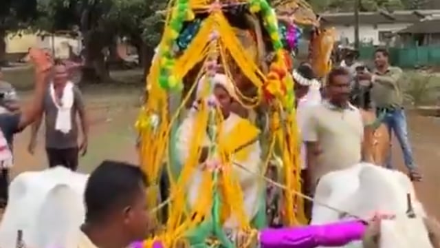 एक ओर लोकप्रियता पाने का हथकंडा छत्तीसगढ़ के नारायणपुर जिले में अनोखी शादी हुई। यहां एक पुलिस कांस्टेबल ने पीएम नरेंद्र मोदी की ईंधन बचत अपील से प्रेरित होकर अपनी शादी की बारात बैलगाड़ियों से निकाली। 

यह बारात दूल्हे के गांव डूमर्तराई से दुल्हन के घर तक पहुंची। इस अनोखी पहल की वीडियो सोशल मीडिया पर वायरल हो गई।  इसे परंपरा और पर्यावरण संरक्षण का संदेश माना जा रहा है।