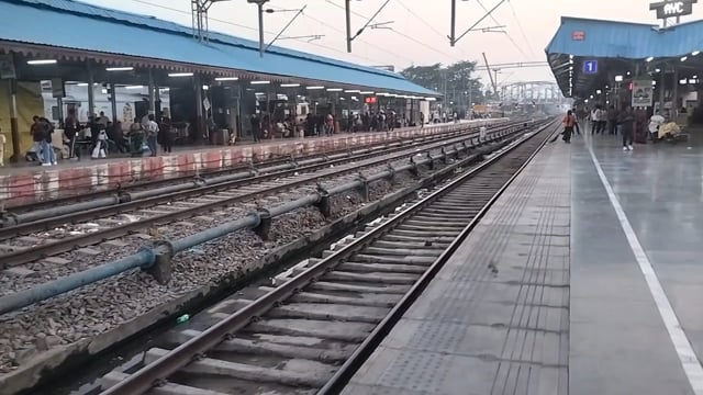 अयोध्या राम मंदिर के भव्य दर्शन, पूरी यात्रा LIVE

अयोध्या राम मंदिर में दर्शन के दौरान भव्य मंदिर परिसर, सुंदर सजावट और श्रद्धालुओं की भारी भीड़ का अद्भुत नज़ारा देखने को मिला। वीडियो में पूरी यात्रा का लाइव अनुभव, मंदिर का वातावरण और पूरा आईना दिखाया गया है। जय श्री राम के जयकारों के बीच भक्तिमय माहौल ने सभी को भावुक कर दिया।