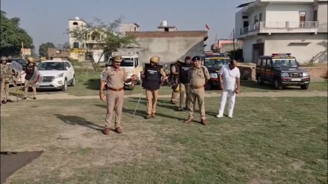 शाहजहाँपुर में मॉक बलवा ड्रिल का आयोजन, पुलिस ने आपात स्थितियों से निपटने का किया 
शाहजहाँपुर:
आगामी पर्वों एवं कानून-व्यवस्था को ध्यान में रखते हुए जनपद शाहजहाँपुर के सभी सर्किलों में मॉक बलवा ड्रिल का सफल आयोजन किया गया। यह ड्रिल पुलिस अधीक्षक के निर्देशानुसार, अपर पुलिस अधीक्षक (नगर) के निर्देशन एवं क्षेत्राधिकारीगण के नेतृत्व में संपन्न हुई।
ड्रिल में सभी थाना प्रभारियों, निरीक्षकों, उपनिरीक्षकों एवं पर्याप्त संख्या में पुलिस बल ने भाग लिया। इस दौरान पुलिस कर्मियों को भीड़ नियंत्रण, दंगा-बलवा, साम्प्रदायिक तनाव एवं अन्य आकस्मिक परिस्थितियों से प्रभावी ढंग से निपटने का व्यावहारिक प्रशिक्षण दिया गया।