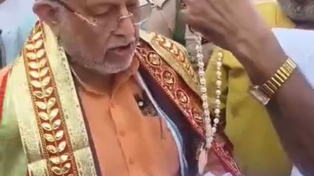 उत्तर प्रदेश विधानसभा में उत्कृष्ट विधायक चुने जाने की नई पहल के तहत कैबिनेट मंत्री  को “उत्कृष्ट विधायक सम्मान” के लिए चुना गया है।
हनुमत धाम में आयोजित कार्यक्रम में ऑल इंडिया रेलवे पेंशनर्स फेडरेशन के महामंत्री डॉ. शरद राही ने सहयोगियों के साथ उनका स्वागत किया। इस दौरान अंगवस्त्र भेंट कर एवं राम दरबार का प्रतीक चिन्ह देकर सम्मानित किया गया।
डॉ. राही ने चिन्नौर मार्ग पर लाइट व सड़क पुनर्निर्माण कार्य के लिए मंत्री का आभार जताया।