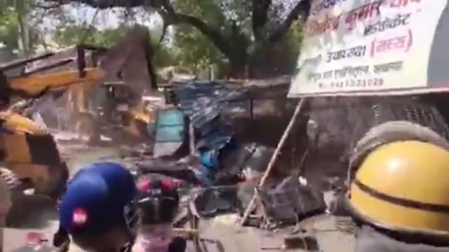 ▶️.....लखनऊ जिला कोर्ट में बने वकीलों के अवैध चैंबरों पर बुलडोजर एक्शन,चैंबर,दुकानों पर हाईकोर्ट के आदेश के बाद बुलडोजर एक्शन,240 अवैध कब्जों को हटाया जा रहा है,बुलडोजर एक्शन का वकीलों ने विरोध किया,नगर निगम की टीम द्वारा तोड़ा जा रहा ,मौके पर नगर निगम के अधिकारी मौजूद,भारी संख्या में पुलिस बल भी मौजूद है, पुलिस को शांति व्यवस्था के लिए करना पड़ा हल्का बल प्रयोग।