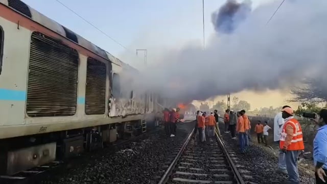 ▶️.....राजधानी के दो कोच में लगी आग*
 त्रिवेंद्रम-दिल्ली राजधानी के दो कोच में लगी आग, दिल्ली-मुंबई रेल मार्ग प्रभावित; जलकर खाक हुआ थर्ड AC*
