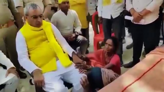 ▶️......मंत्री ओम प्रकाश राजभर एक रोती बिलखती माँ के सामने सामन्ती सोच के साथ बैठे हैं जबकि माँ न्याय की भीख माँग रही है…
धिक्कार है ऐसे सफेदपोश नेताओं पर...गरीब दुखियारी..बेसहारा..बेबस जनता के आंसुओं के नीचे हथेली रखने के बजाए....!
राजा साहब की तरह दरबार लगाए बैठे हैं..बेचारी महिला पैरों में पड़ी बिलख रही है..!