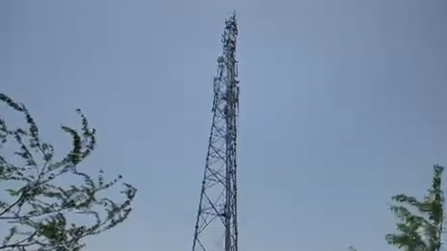 सूत्रों के जानकारी के अनुसार, रोजा जंक्शन थाना क्षेत्र के बरतारा गांव में एक युवक मोबाइल टावर पर चढ़ गया है और मौके पर लोगों की भीड़ इकट्ठा हो गई है, जो उसे नीचे उतारने की कोशिश कर रही है।