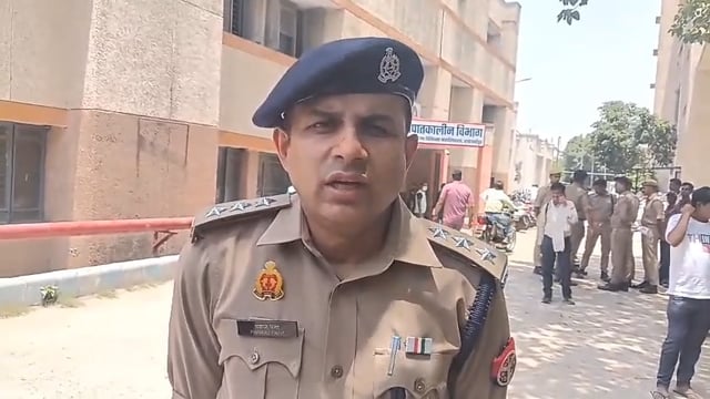 कमलनयनपुर तिराहे पर डंपर और टेंपो की भिड़ंत, पुलिस ने संभाला मोर्चा

शाहजहाँपुर के थाना कांट क्षेत्र स्थित कमलनयनपुर तिराहा पर डंपर और टेंपो के बीच सड़क दुर्घटना हो गई। घटना की सूचना मिलते ही पुलिस मौके पर पहुंची और राहत एवं वैधानिक कार्रवाई शुरू की। मामले को लेकर क्षेत्राधिकारी नगर ने जानकारी देते हुए बताया कि दुर्घटना के संबंध में आवश्यक कानूनी कार्रवाई की जा रही है।