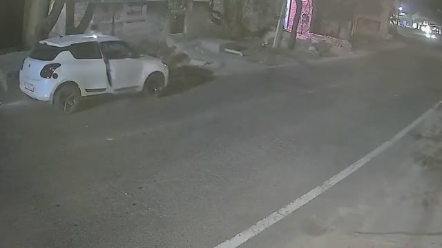 भयावह वीडियो है
हरियाणा में 4 बदमाशों ने एक युवक को मारने के इरादे से करीब 35 से 40 राउंड फायरिंग कर दी
वीडियो में दिख रहा है कि एक बदमाश मैगजीन खाली होने के बाद गाड़ी तक जाता है, फिर दोबारा हथियार लोड करके लगातार गोलियां चलाता है
हैरानी की बात यह है कि आसपास से वाहन गुजरते रहे, लेकिन बदमाश बेखौफ होकर फायरिंग करते रहे
इस तरह की घटनाएं कानून व्यवस्था और आम लोगों की सुरक्षा को लेकर गंभीर सवाल खड़े करती हैं