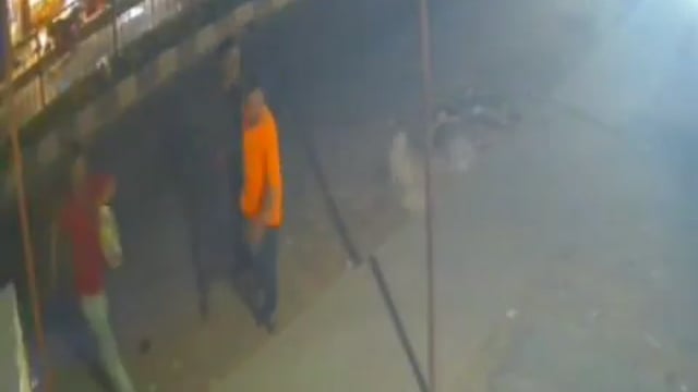 उत्तर प्रदेश - पीलीभीत में रॉग साइड से आयी एक स्कॉर्पियो कई बाइक सवारों को कुचलती हुई 3 लोगों को समेटकर अपने साथ ले गयी

एक बच्ची और 2 बड़े लोग जूस के ठेले के पास खड़े थे tbhi अचानक स्कॉर्पियों आई और उन्हें टक्कर मारती हुई घसीटकर ले गयी

बच्ची और एक व्यक्ति थोड़ी दूर पर स्कॉर्पियों की जद से बाहर आ गये 
मगर एक शख्स को बेकाबू स्कॉर्पियों 100 मीटर तक घसीटती रही,उसकी मौत हो गयी है