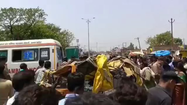 जलालाबाद से कट को आ रहा टेंपो डंपर ने मारी टक्कर कई लोग घायल हुए कांट में शाहजहांपुर को जा रहा टेंपो डंपर ने मारी टक्कर मौके पर ही तीन लोग की हो गई मृत्यु