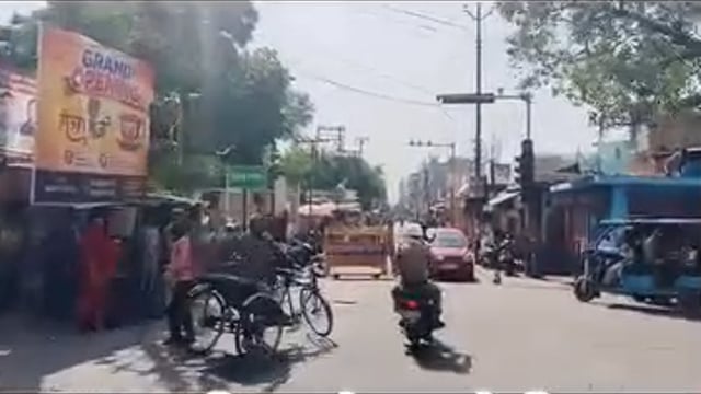 शाहजहांपुर रेलवे स्टेशन पीछे पुराना पेड़ काट दिया गया जिससे ट्रैफिक समस्या यात्री को करना पड़ा दिक्कत तो का सामना ट्रैफिक व्यवस्था दोनों साइड से बेरियल लगाकर कर दिया गया जाम बीचों-बीच रोड पर पेड़ काट के डाल दिया गया व्यापारियों में दिखा आक्रोश