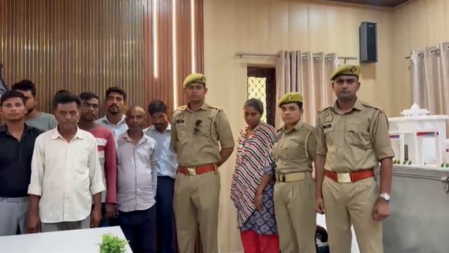 आगरा ताजमहल पर लपको का आतंक पुलिस ने 18 लोगों को किया गिरफ्तार एसीपी मयंक तिवारी जी के नेतृत्व में की कार्रवाई