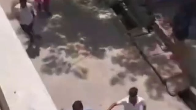 ब्याज की लेनदेन के मामले में लोगों ने पति और पत्नी दोनों को पीटा वीडियो हुआ वायरल थाना निहोरा क्षेत्र बोलपुर का मामला