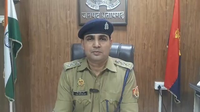 देल्हूपुर थाना क्षेत्र में डिवाइडर से टकराकर पलटी टूरिस्ट बस घायलों का इलाज जारी#latest_news 