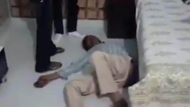 ▶️....उत्तर प्रदेश- बुलंदशहर में इंसानियत को शर्मसार करने वाला वीडियो सामने आया है।