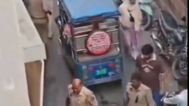 वृंदावन की बांके बिहारी चौकी के एसआई ने निर्दोष युवक से की मारपीट

#SspMathura #DigRangeAgra #MYogiAdityanath #mathurapolice