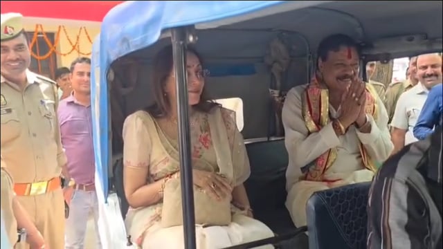 मोदी की अपील का असर, मथुरा सांसद हेमा मालिनी भी इलेक्ट्रिक ऑटो में सवार होकर निकली