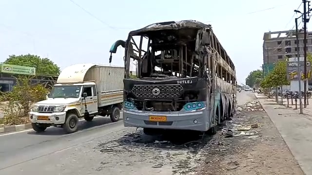 नागपूरहुन कोल्हापूरकडे जाणारी ट्रॅव्हल्स औसा रोडवर जळून खाक,जीवित हानी टळली