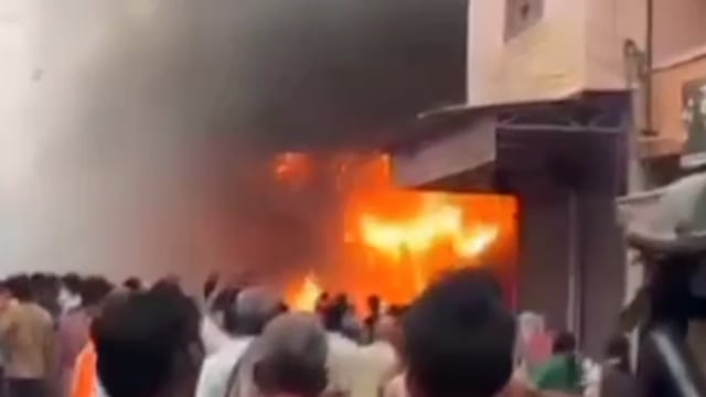 बलिया शहर स्तिथ दवा की दुकान में लगी भीषण आग,कड़ी मस्कत के बाद फायर ब्रिगेड ने आग पर पाया काबू