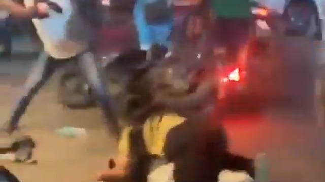 ▶️.......स्कूटी का कार से हल्का सा टच होने पर कार सवार गुंडे आगबबूला हो गए। स्कूटी चला रहे युवक को बेरहमी से पीटा गया और उसके दोनों पैर तोड़ दिए। 
युवक की मंगेतर उसे बचाने आई तो आरोपियों ने उसका भी एक पैर तोड़ दिया।
यह घटना ओडिशा के गिरी रोड चौक की है, जहाँ मामूली सी टक्कर को लेकर गुंडों ने इंसानियत की सारी हदें पार कर दीं।