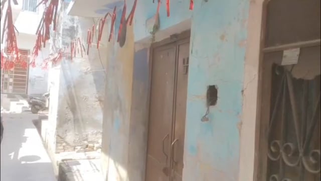शाहजहांपुर में एक महिला अधिवक्ता ने लेडी डॉक्टर दीपिका अग्रवाल पर गंभीर आरोप लगाए हैं। अधिवक्ता का कहना है कि डॉक्टर उन पर केस छोड़ने का दबाव बना रही थीं, क्योंकि वह चर्चित डॉक्टर कुमार नितीश की पैरवी कर रही हैं।
आरोप है कि पहले 5 लाख रुपये का ऑफर दिया गया, जिसे ठुकराने पर धमकियां और झूठे केस में फंसाने की कोशिश की गई। 8 मई को कोर्ट परिसर में मारपीट की कोशिश और 17 मई को घर पर अज्ञात लोगों से धमकी दिलवाने का भी आरोप है।