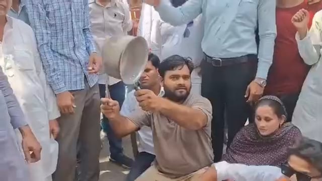 महंगाई के खिलाफ कांग्रेस का प्रदर्शन, पैदल जुलूस निकालकर किया विरोध
महंगाई के मुद्दे को लेकर कांग्रेस कार्यकर्ताओं ने जोरदार विरोध प्रदर्शन किया। कार्यकर्ताओं ने शहर में पैदल जुलूस निकालते हुए बढ़ती कीमतों के खिलाफ अपनी आवाज बुलंद की। जुलूस के दौरान हाथों में तख्तियां और बैनर लिए कार्यकर्ता केंद्र सरकार की नीतियों के खिलाफ नारेबाजी करते नजर आए।