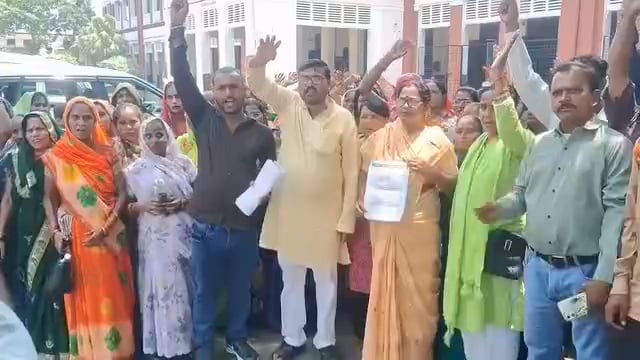 शाहजहांपुर के वार्ड 30 जलालनगर बाहर चुंगी में जल निगम की पेयजल पाइपलाइन बिछाने का काम लोगों के लिए मुसीबत बन गया है। ठेकेदार की लापरवाही से गलियाँ हफ्तों से खुदी पड़ी हैं। खुले गड्ढों में गिरकर स्कूली बच्चे चोटिल हो रहे हैं और कीचड़-मिट्टी से लोगों का निकलना दूभर है।