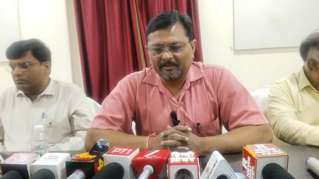 छात्र हित रहेगा सर्वोपरि, विश्वविद्यालय को नई ऊंचाइयों तक ले जाएंगे: कुलपति

स्वामी शुकदेवानंद विश्वविद्यालय के नवनियुक्त कुलपति प्रोफेसर पुष्पेंद्र बहादुर सिंह ने कहा कि विश्वविद्यालय में प्रवेश, परीक्षा, शिक्षण और परिणाम जैसी प्रक्रियाओं को नियमित और तेज़ बनाया जाएगा। उन्होंने छात्र हित को सर्वोपरि बताते हुए कहा कि विद्यार्थियों को उच्च शिक्षा और करियर मार्गदर्शन के लिए विशेष प्रयास किए जाएंगे। कुलपति ने विश्वविद्यालय को राष्ट्रीय और अंतरराष्ट्रीय स्तर पर पहचान दिलाने का लक्ष्य रखा और कहा कि नए सत्र से छात्रों को अपने ही शहर में बेहतर उच्च शिक्षा का अवसर मिलेगा।