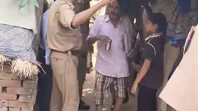 वीडियो बनाकर चर्चा में आई सीमा देवी का घर प्रशासन ने तोड़ा, इलाके में आक्रोश
जलालाबाद (शाहजहांपुर)।
सोशल मीडिया पर छोटी-छोटी वीडियो बनाकर वायरल होने वाली आलमनगर निवासी सीमा देवी का घर प्रशासन द्वारा जेसीबी से ढहा दिए जाने का मामला सामने आया है। इस कार्रवाई के बाद इलाके में लोगों में आक्रोश देखा जा रहा है।
बताया जा रहा है कि सीमा देवी, जो जलालाबाद क्षेत्र के आलमनगर की रहने वाली हैं, सोशल मीडिया पर सक्रिय रहती थीं और अपने वीडियो के जरिए पहचान बना रही थीं। स्थानीय लोगों के अनुसार, प्रशासन ने अचानक जेसीबी मशीन से उनका घर गिरा दिया, जिससे परिवार बेघर हो गया।