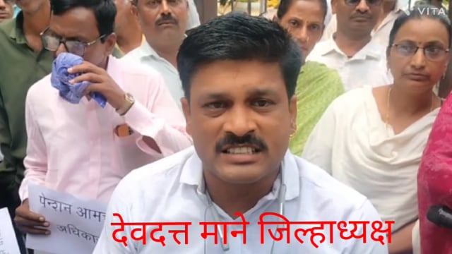 आज प्रहार दिव्यांग क्रांती संघटना की ओर से कलेक्टर ऑफिसवर मार्च निकालकर निषेधार्थ उन्होंने गेट‌पर ही भाजी भाकर खा निषेध जताया.