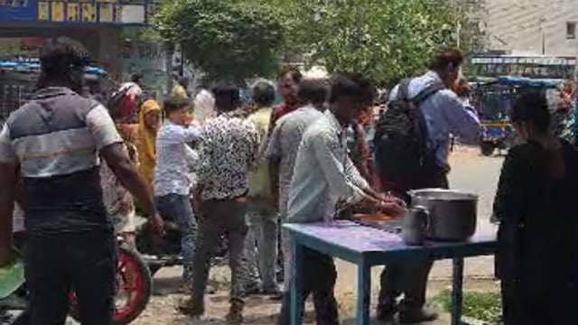 तीसरे बड़े मंगल पर जगह-जगह हुआ भण्डारा, सैकड़ों श्रद्धालुओं ने ग्रहण किया प्रसाद, मीठे शर्बत का लिया आनन्द