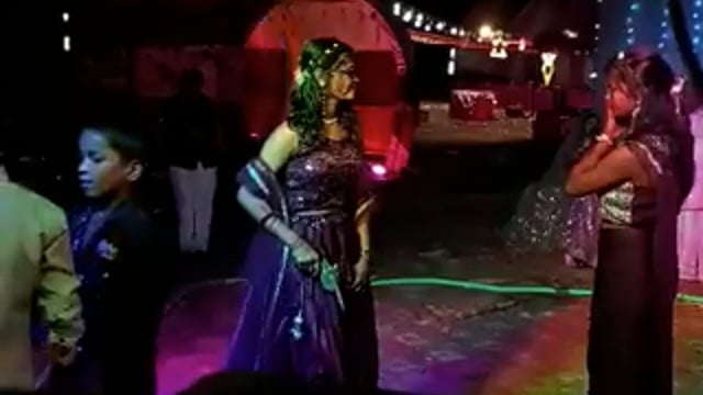 यूपी, प्रतापगढ़ -
अब तक आपने "तमंचे पर डिस्को" सुना होगा, 
आज देखिये इस युवती का - "तमंचे के साथ डिस्को"
अब प्रतापगढ़ पुलिस "तमंचा गर्ल" की तलाश में जुटी है