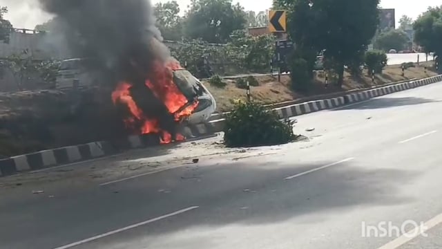 फरह रेपुरा जाट गांव के पास ट्रक ने कार में मारी टक्कर  कार मैं लगी आग दो दोस्तों की जान बाल बाल बची