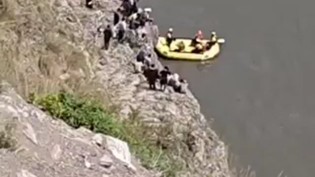 ▶️......उत्तराखंड- देहरादून जिले की चकराता तहसील में क्वानू-मिनस मोटर मार्ग पर सैंज पाटन के बीच एक बोलेरो वाहन अनियंत्रित होकर करीब 100 मीटर गहरी खाई में गिरकर टौंस नदी में जा समाया।
हादसे के बाद मौके पर राहत और बचाव कार्य शुरू कर दिया गया है। फिलहाल यह स्पष्ट नहीं हो सका है कि वाहन में कितने लोग सवार थे।