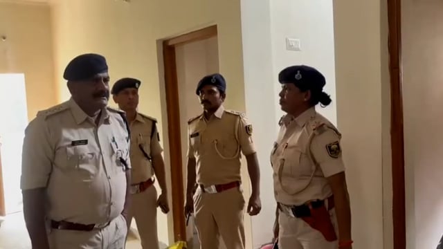 विगत दिनों तीन घरों में हुई चोरी की घटना का बगहा एसडीपीओ निहार भूषण ने किया निरीक्षण।