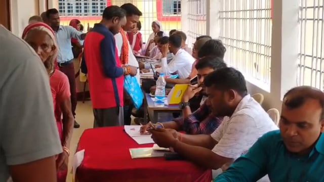सहयोग शिविर अभियान के तहत चांदन में पहली बार दिखा ऐसा नजारा, आवेदन लेकर घंटों लाइन में लगे रहे ग्रामीण :बीडीओ अजेश कुमार
