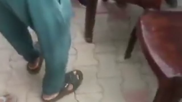 ▶️.....-छात्राओं से बैड टच और अश्लील हरकतों के आरोप में हेडमास्टर की पिटाई
-छात्राओं के परिजनों ने की हेडमास्टर मनोज चौधरी की जमकर की धुनाई
-हेडमास्टर की पिटाई का वीडियो सोशल मीडिया पर वायरल
-आरोपी हेड मास्टर शिक्षक संघ का ब्लॉक अध्यक्ष भी है
-गुस्साए परिजनों ने जहांगीराबाद कोतवाली में दी तहरीर 
-पिटाई और शिकायत के बाद आरोपी हेडमास्टर फरार 
-पिछले डेढ़ साल से छात्राओं से कर रहा था अश्लील हरकतें
-दूसरे स्कूल में प्रवेश लेने के बाद 10 छात्राओं ने दी थी परिजनों को जानकारी
-जहांगीराबाद के शेखपुर रोरा प्राथमिक स्कूल का पूरा मामला.       part 1