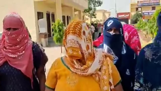 ▶️....छात्राओं से बैड टच और अश्लील हरकतों के आरोप में हेडमास्टर की पिटाई
-छात्राओं के परिजनों ने की हेडमास्टर मनोज चौधरी की जमकर की धुनाई
-हेडमास्टर की पिटाई का वीडियो सोशल मीडिया पर वायरल
-आरोपी हेड मास्टर शिक्षक संघ का ब्लॉक अध्यक्ष भी है
-गुस्साए परिजनों ने जहांगीराबाद कोतवाली में दी तहरीर 
-पिटाई और शिकायत के बाद आरोपी हेडमास्टर फरार 
-पिछले डेढ़ साल से छात्राओं से कर रहा था अश्लील हरकतें
-दूसरे स्कूल में प्रवेश लेने के बाद 10 छात्राओं ने दी थी परिजनों को जानकारी
-जहांगीराबाद के शेखपुर रोरा प्राथमिक स्कूल का पूरा मामला.      part 2