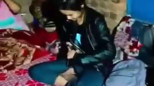 झांसी में ऑर्केस्ट्र गर्ल द्वारा अवैध देसी कट्टा लहराने का वीडियो बनाया।