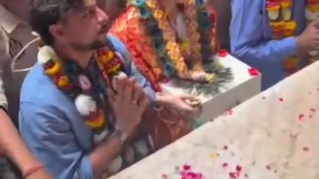 भारतीय क्रिकेटर कुलदीप यादव ने किये श्री बांके बिहारी जी के दर्शन