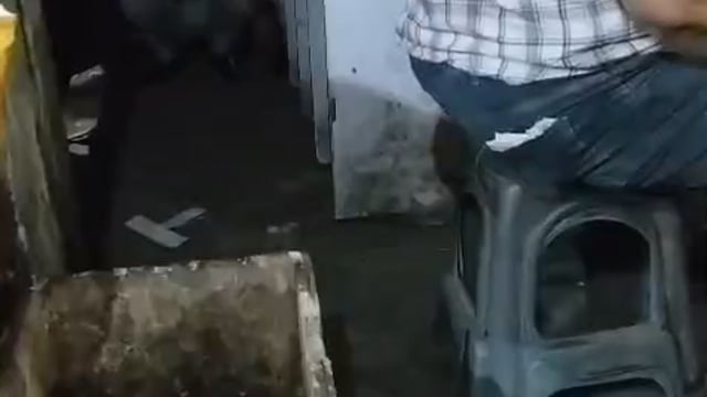 थाना रकाबगंज एरिया ईदगाह का बताया जा रहा है नशा नहीं रुक रहा आगरा में ठेके बंद होने के बाद दारू लेते हुए वायरल वीडियो