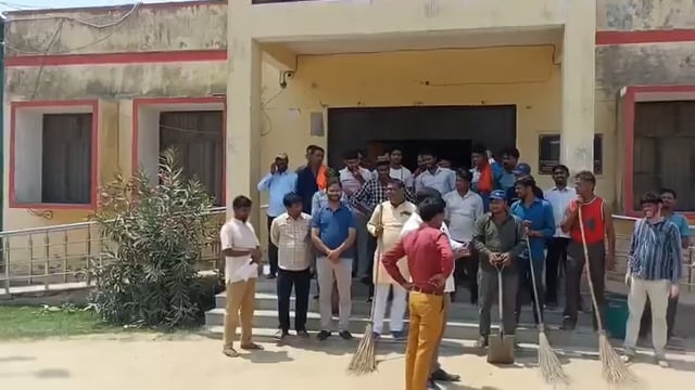 वायरल वीडियो के बाद भाजपा नामित पार्षद पर मुकदमा दर्ज

शाहजहांपुर में सोशल मीडिया पर वायरल वीडियो के बाद नगर निगम के शासन द्वारा नामित भाजपा पार्षद के खिलाफ निगोही थाने में मुकदमा दर्ज किया गया है। वीडियो में पार्षद एक गोली से तीन लोगों को मारने का दावा करते दिखाई दे रहे हैं। मामले को गंभीरता से लेते हुए निगोही नगर पंचायत चेयरमैन की तहरीर पर कुल 9 लोगों के खिलाफ केस दर्ज कर पुलिस ने जांच शुरू कर दी है। साथ ही वायरल वीडियो की सत्यता भी परखी जा रही है।